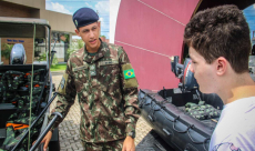 Batalhão realiza exposição de materiais de emprego militar em evento educacional